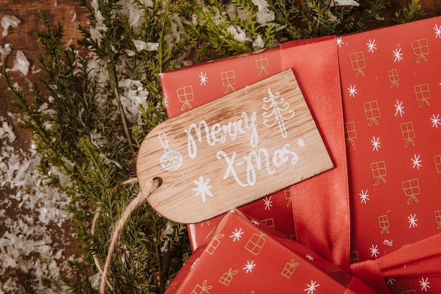 Foto grátis composição do natal com etiqueta na caixa de presente