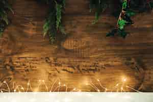 Foto grátis composição do natal com luzes de corda e visco
