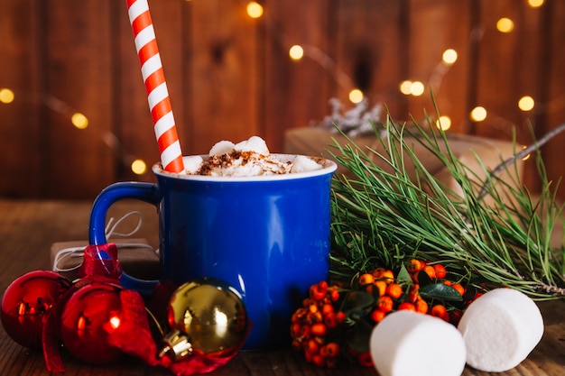 Foto grátis composição do natal com palha na caneca