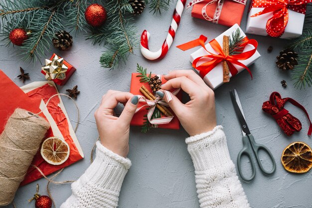 Composição do Natal com presente de decoração das mãos