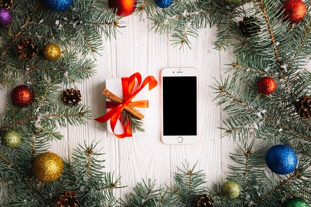 Composição do Natal com smartphone e presente