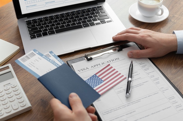Foto grátis composição do pedido de visto com bandeira americana