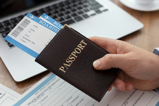 Foto grátis composição do pedido de visto com passaporte