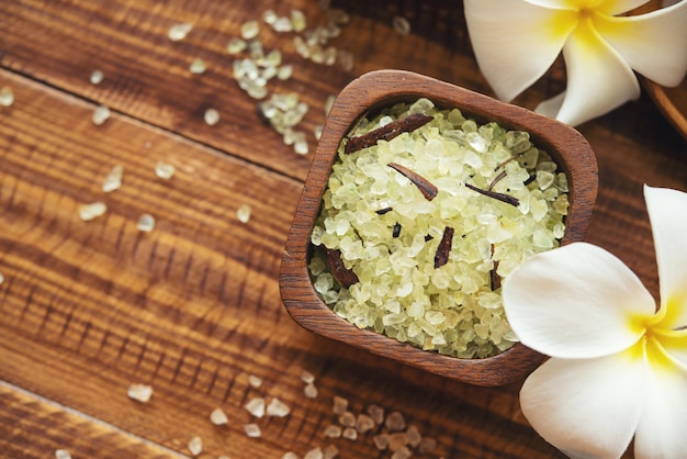 Composição do tratamento de spa. cosméticos natuaral com sal rosa do himalaia. sal de banho do mar para relaxamento do spa em fundo de madeira.