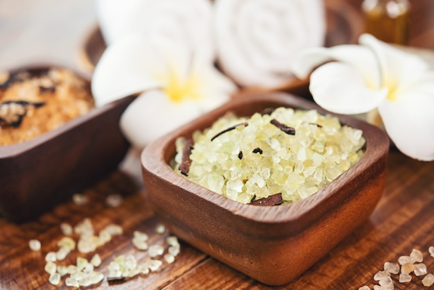 Foto grátis composição do tratamento de spa. cosméticos naturais com sal de spa rosa do himalaia. sal de banho do mar para relaxamento do spa em fundo de madeira.