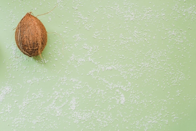 Foto grátis composição do verão com coco decorativo e espaço em branco