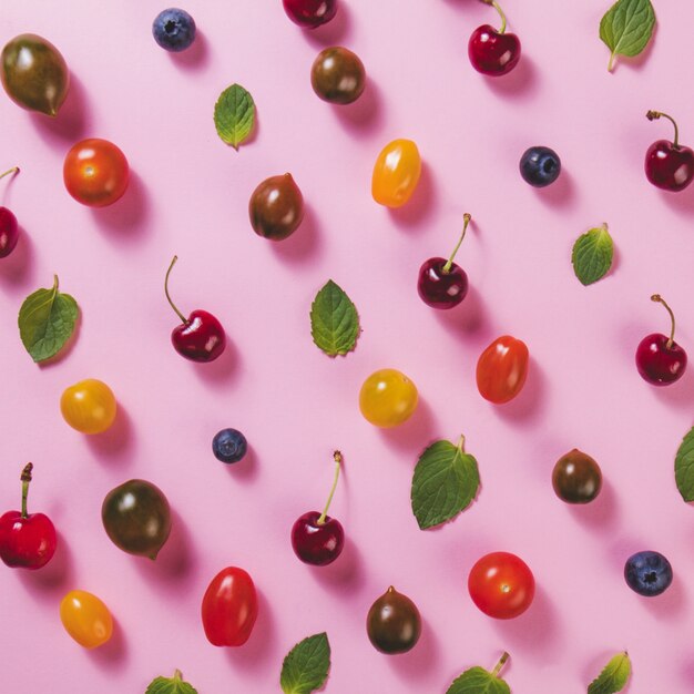 Composição do verão com frutas coloridas