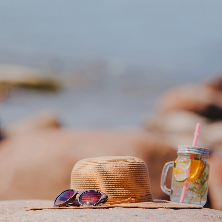 Foto grátis composição do verão com óculos escuros e chapéu