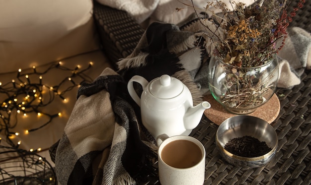 Composição dos detalhes da decoração da casa e uma xícara de café. Conceito de conforto em casa.