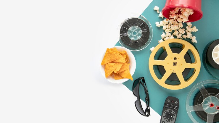 Foto grátis composição dos elementos do cinema em fundo bicolor com espaço de cópia