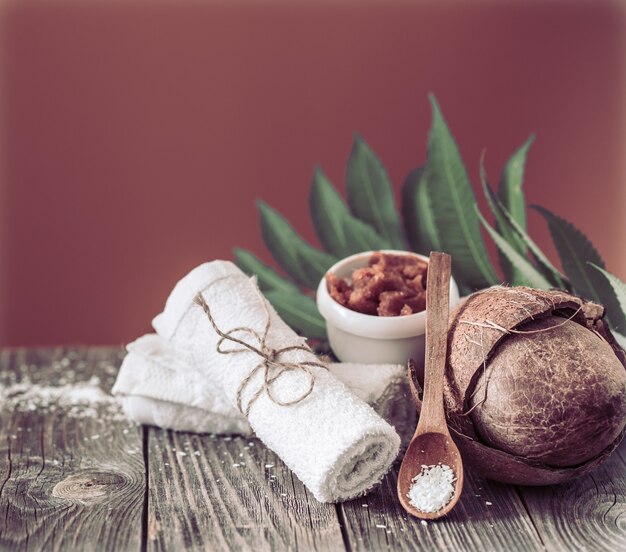 Composição em fundo marrom. Produtos naturais com coco