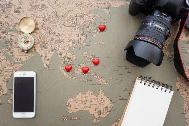 Foto grátis composição fantástica com mapa do mundo e artigos para viagem