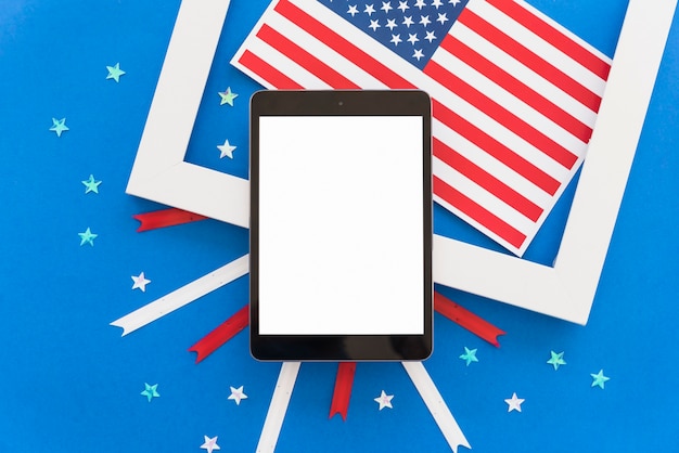 Composição festiva do dia da independência com tablet