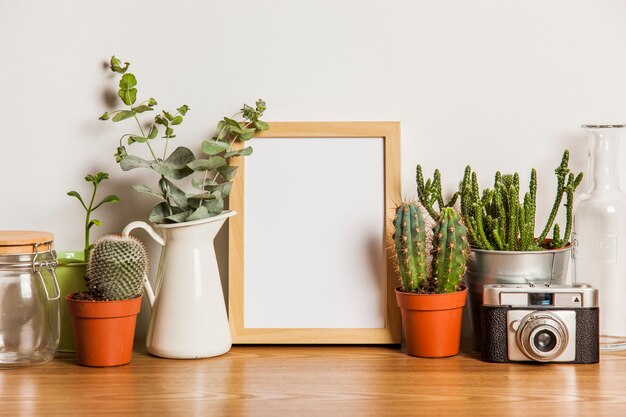 Composição floral com moldura e muitas plantas