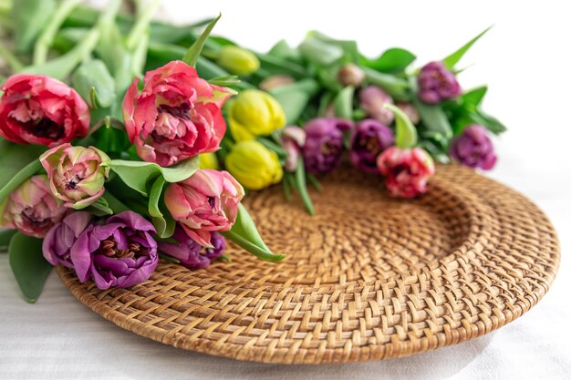 Composição floral com tulipas e detalhes decorativos