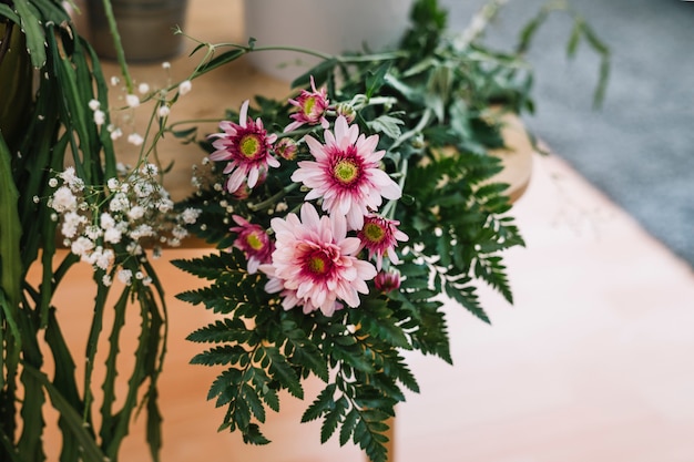 Composição floral na mesa