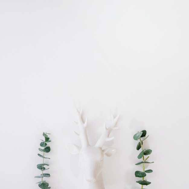 Composição florida com estátua de cervo