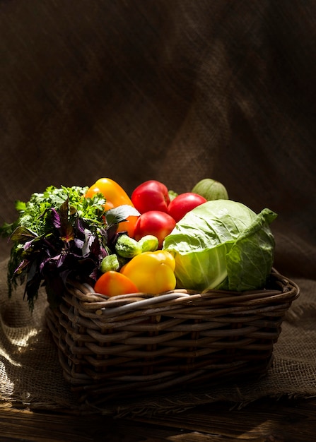 Foto grátis composição frontal de deliciosos vegetais frescos