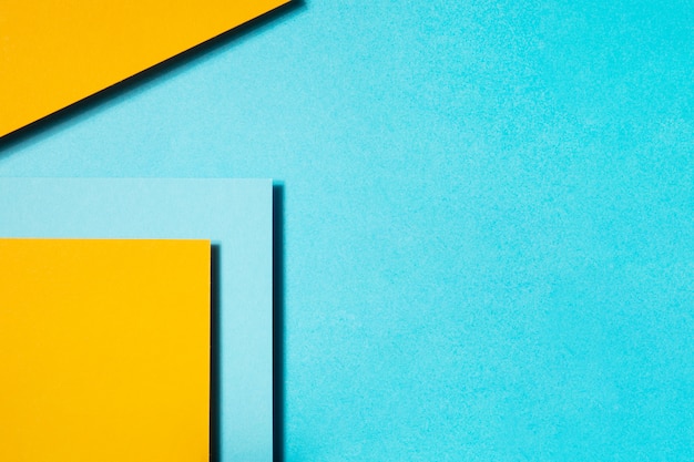 Composição geométrica feita com papelão azul e amarelo