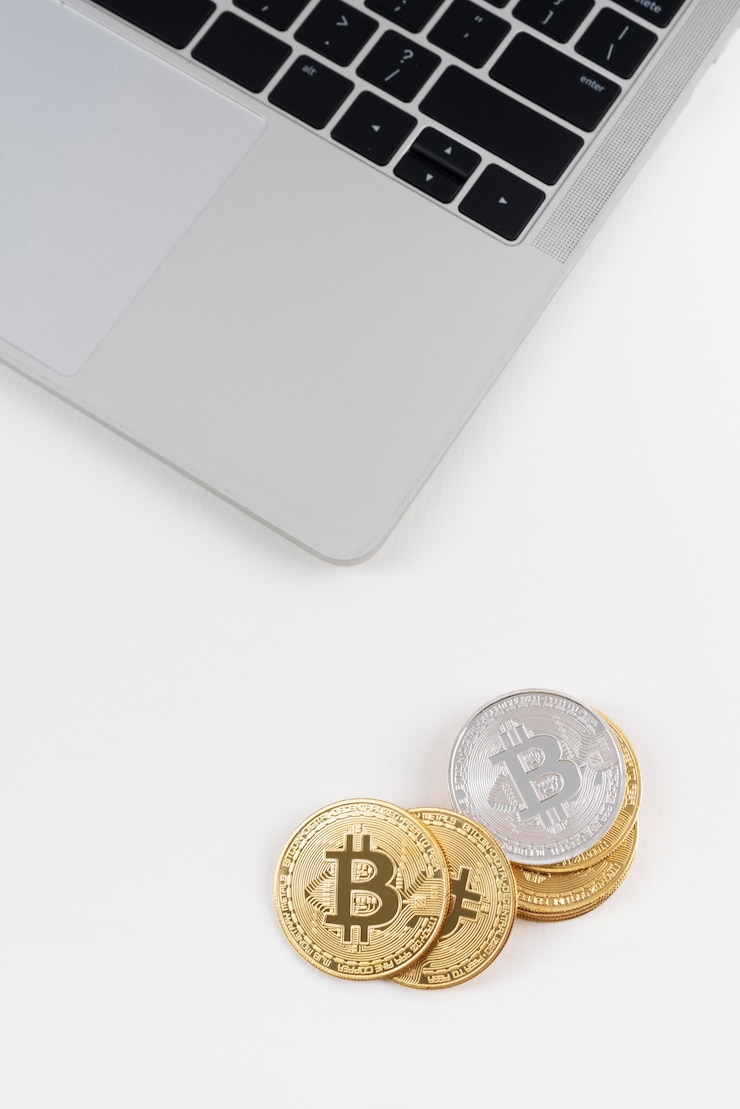 Foto grátis composição minimalista de natureza morta com criptomoeda