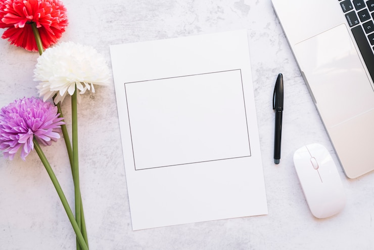 Foto grátis composição moderna de secretária de escritório com dispositivo tecnológico