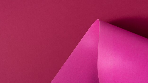 Composição monocromática de natureza morta com papel magenta