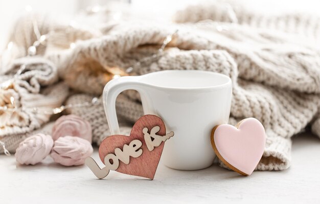 Composição para dia dos namorados com uma xícara e um pão de gengibre em forma de coração