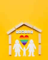 Foto grátis composição para o conceito de família lgbt em fundo amarelo