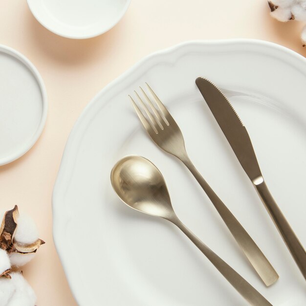Composição plana de belos utensílios de mesa na mesa