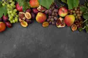 Foto grátis composição plana de deliciosas frutas de outono com espaço de cópia