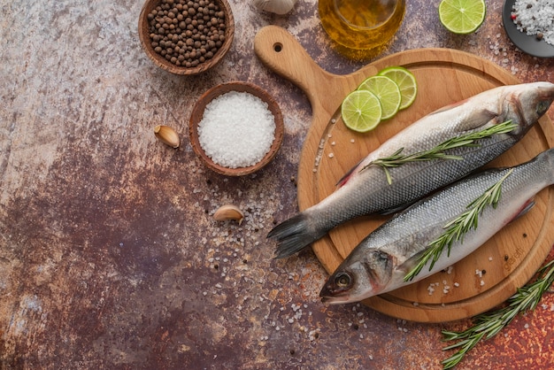 Foto grátis composição plana de frutos do mar deliciosos