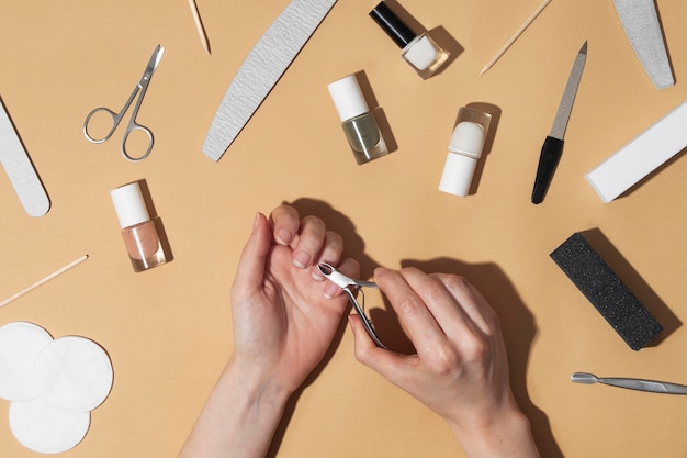 Foto grátis composição plana de produtos para o cuidado das unhas