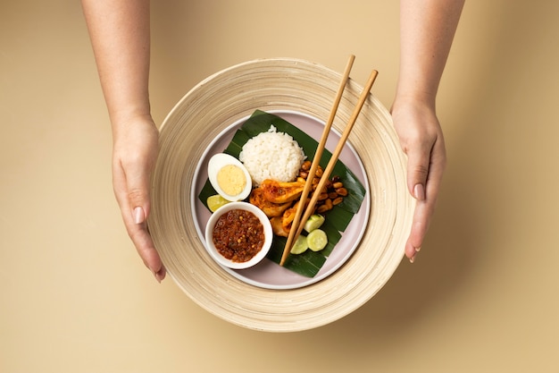 Composição plana de refeição tradicional nasi lemak