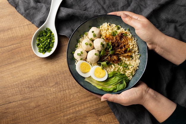 Composição plana do delicioso bakso indonésio