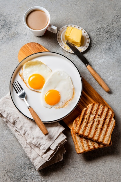 Foto grátis composição plana e nutritiva da refeição do café da manhã