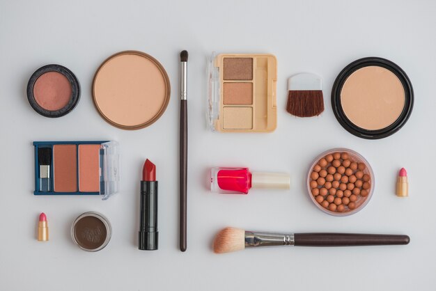 Composição plana leiga com produto cosmético