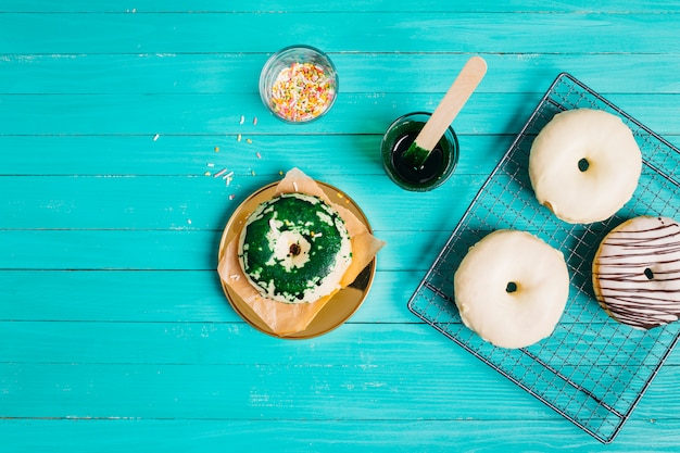 Composição plana leiga de deliciosos donuts