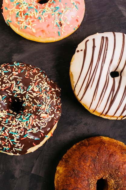 Composição plana leiga de deliciosos donuts