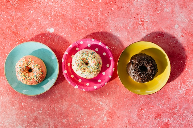 Composição plana leiga de deliciosos donuts