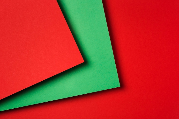 Foto grátis composição plana leiga de folhas de papel colorido