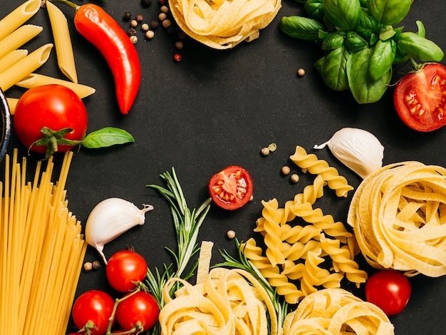 Foto grátis composição plana leiga de macarrão