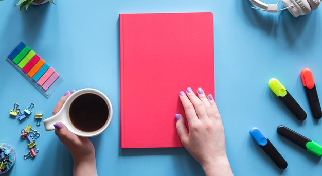 Composição plana leiga sobre o tema da escola e estudo com um caderno rosa