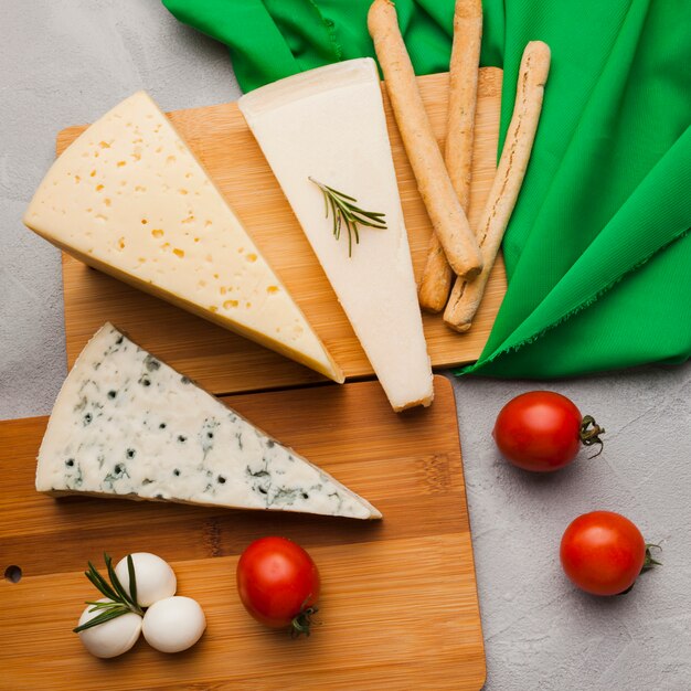 Foto grátis composição plana queijo leigos