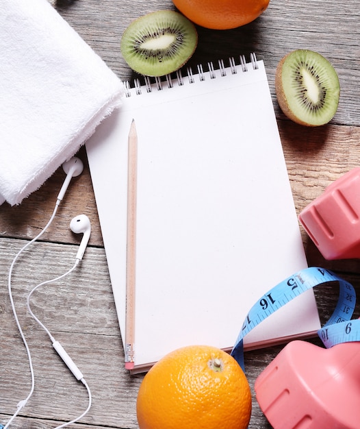 Foto grátis composição saudável com frutas e notebook