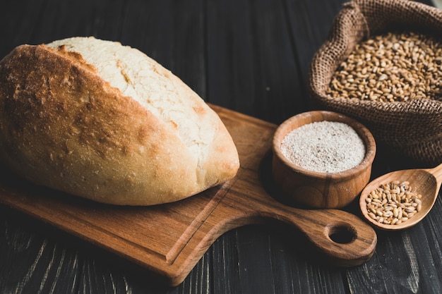Foto grátis composição saudável de pão e farinha