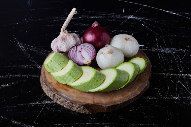 Foto grátis composição vegetal em preto