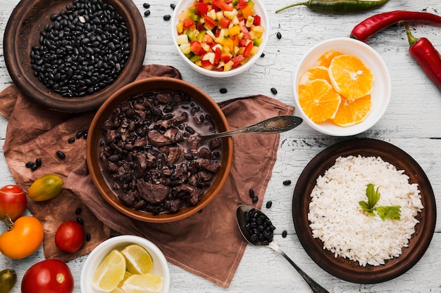 Foto grátis composição vista de cima com deliciosa comida brasileira