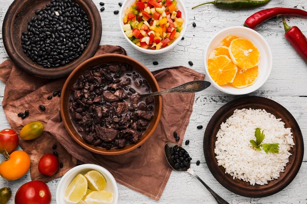 Composição vista de cima com deliciosa comida brasileira
