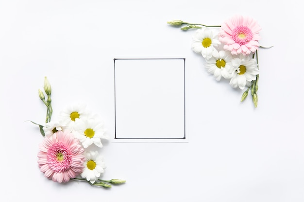 Foto grátis composições de flores perto de quadro