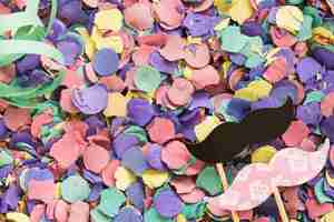 Foto grátis composto confetti brilhante com decoração de festa